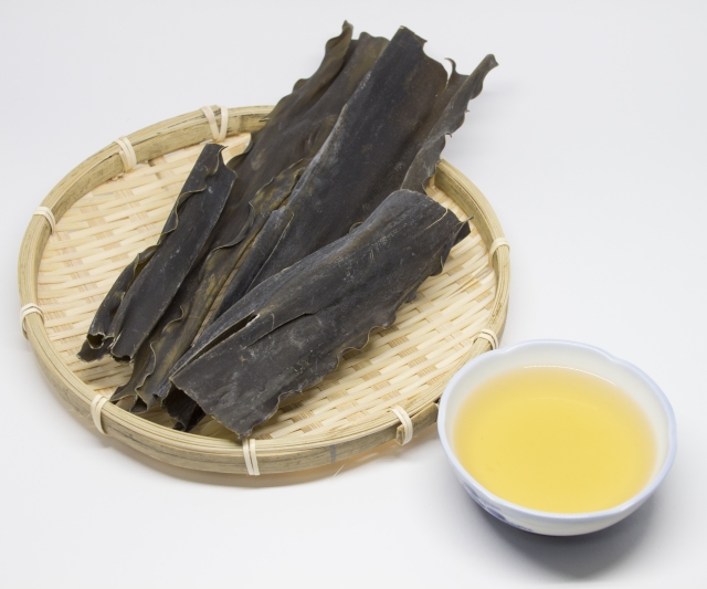 乾燥昆布とだしの入った小碗
