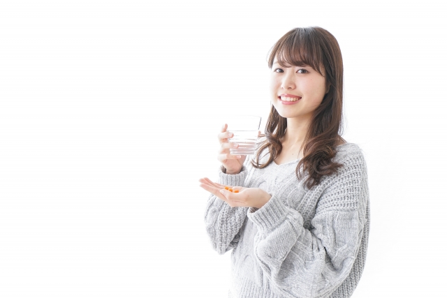 クリームを手に持つ笑顔の女性