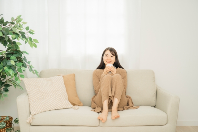 ソファでくつろぐ女性の静かな時間