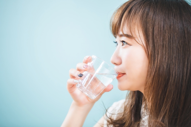 水を飲む若い女性の横顔